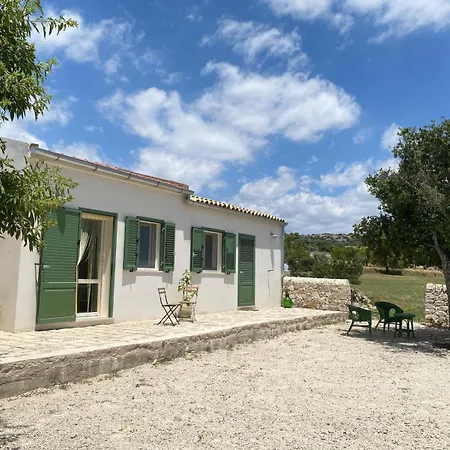 La Valle Dei Carrubi 3* Шикли